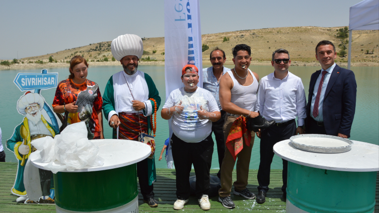 Eskişehir'in temsili 'Nasreddin Hoca'sı göle maya çaldı